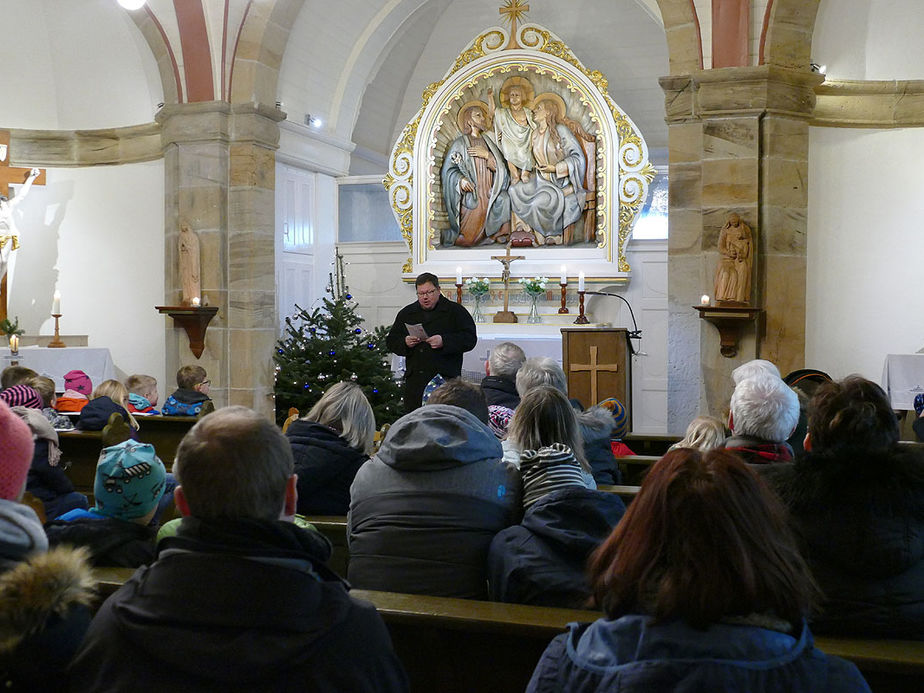 Krippenandacht mit Segnung der Kinder (Foto: Karl-Franz Thiede)